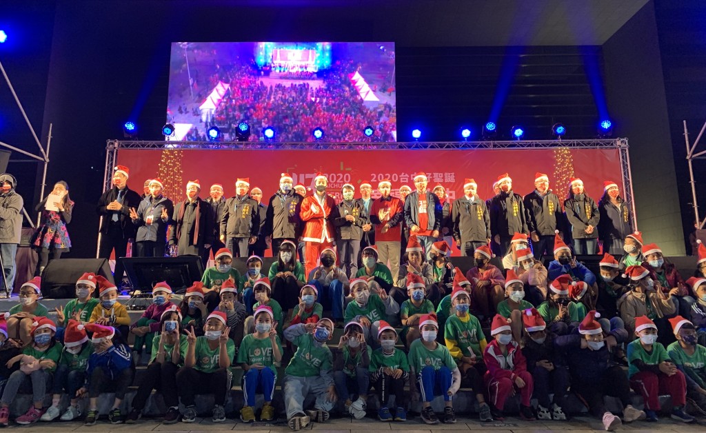 台中市長盧秀燕帶領市府團隊參加台中好聖誕平安夜聖誕晚會。