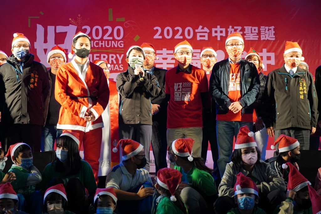 台中市長盧秀燕及市府團隊與眾牧者上台祝賀聖誕快樂。