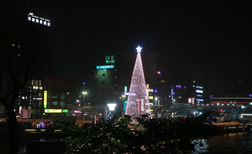 照亮基隆港區的聖誕樹（基隆市政府提供）