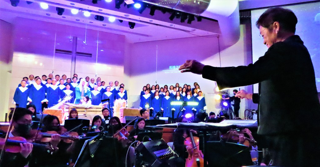汪美牧師帶領百人詩班和管弦樂團磅礡獻唱經典聖誕詩歌...梁敬彥攝影
