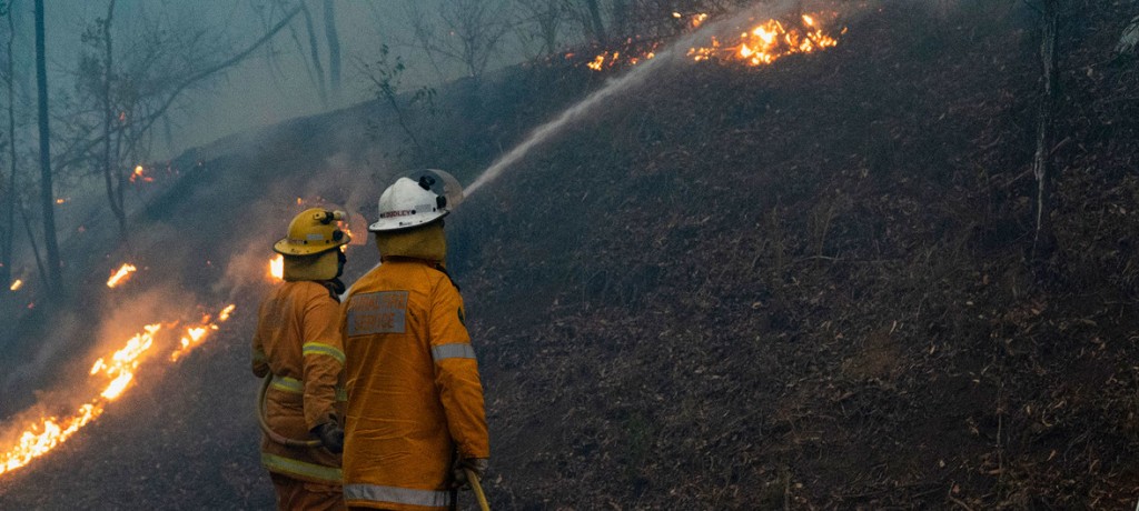 澳大利亞昆士蘭州的消防員正在努力撲滅森林火災。。昆士蘭州消防和應急管理部圖