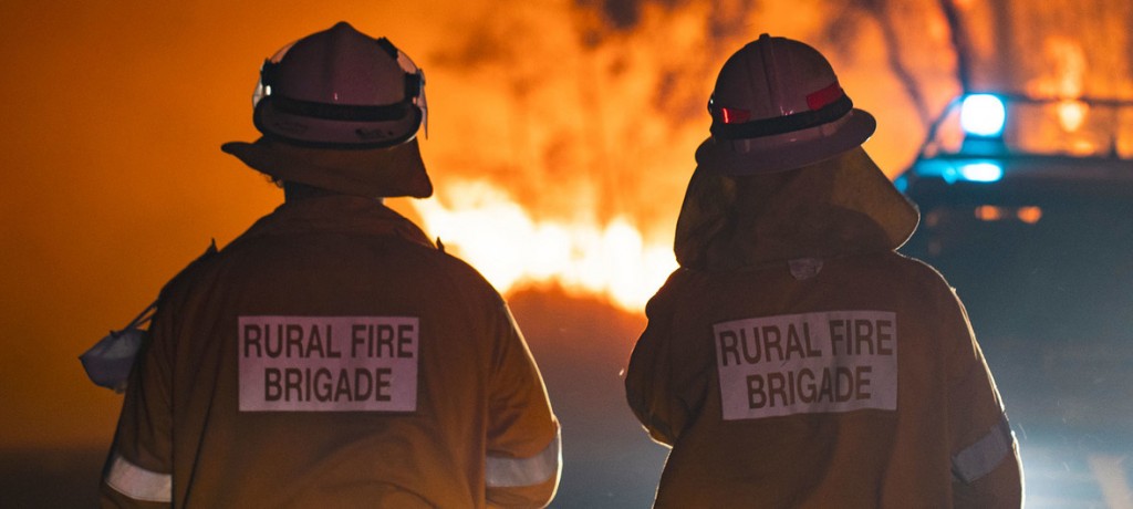 澳大利亞昆士蘭州的消防隊員正在與數十年來最為嚴重的林火災害搏鬥。昆士蘭州消防和應急管理部圖