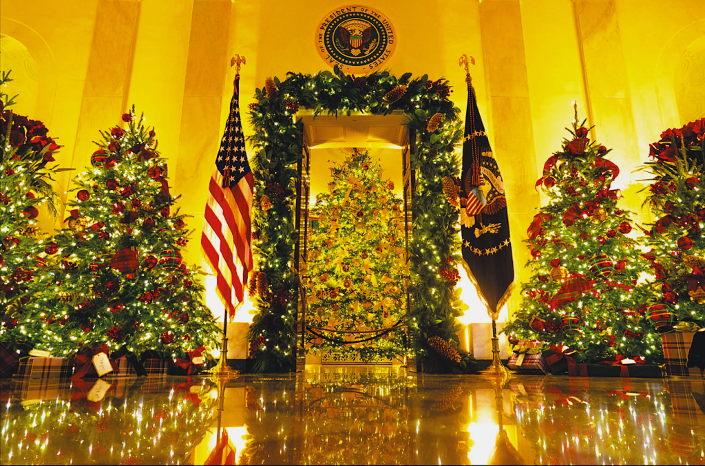白宮今年以「美麗的美國」為聖誕節裝飾的主題（圖／Twitter@dougmillsnyt）