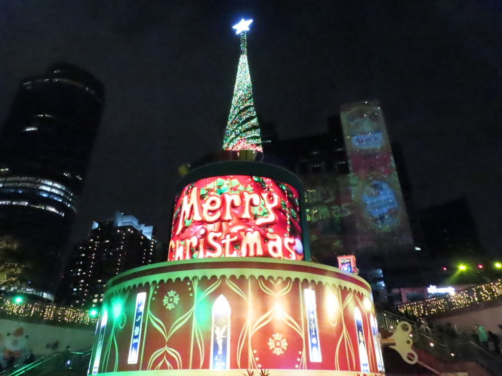 新北市民廣場的光雕聖誕樹(梁敬彥攝影)