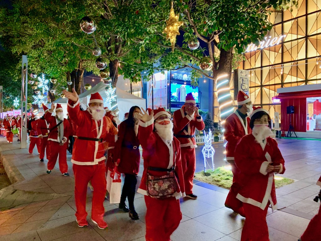 聖誕老公公隊伍前吸引許多民眾目光。