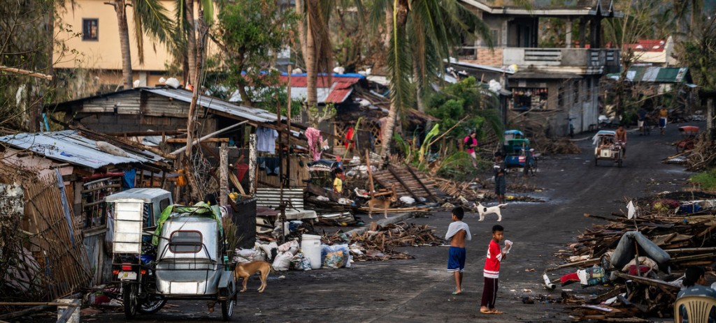 菲律賓阿爾拜州的居民在超級颱風“天鵝”摧毀了他們村莊的一周後聯合國人道協調廳Martin San Diego