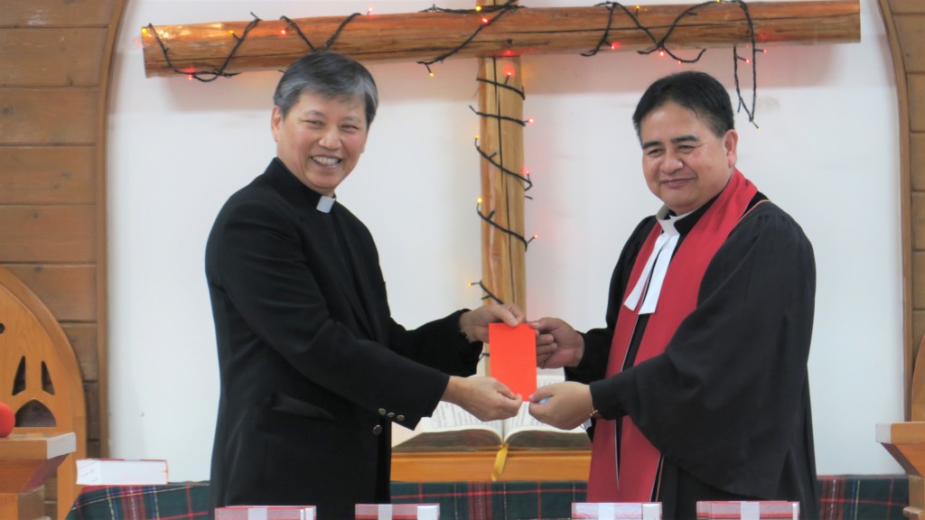 鄭正人牧師(左)和魏錫欽牧師