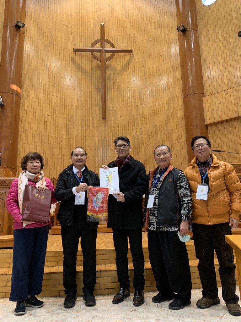 台灣使命者團隊致贈禮物隊旗給蘭大衛紀念教會葉景安牧師。