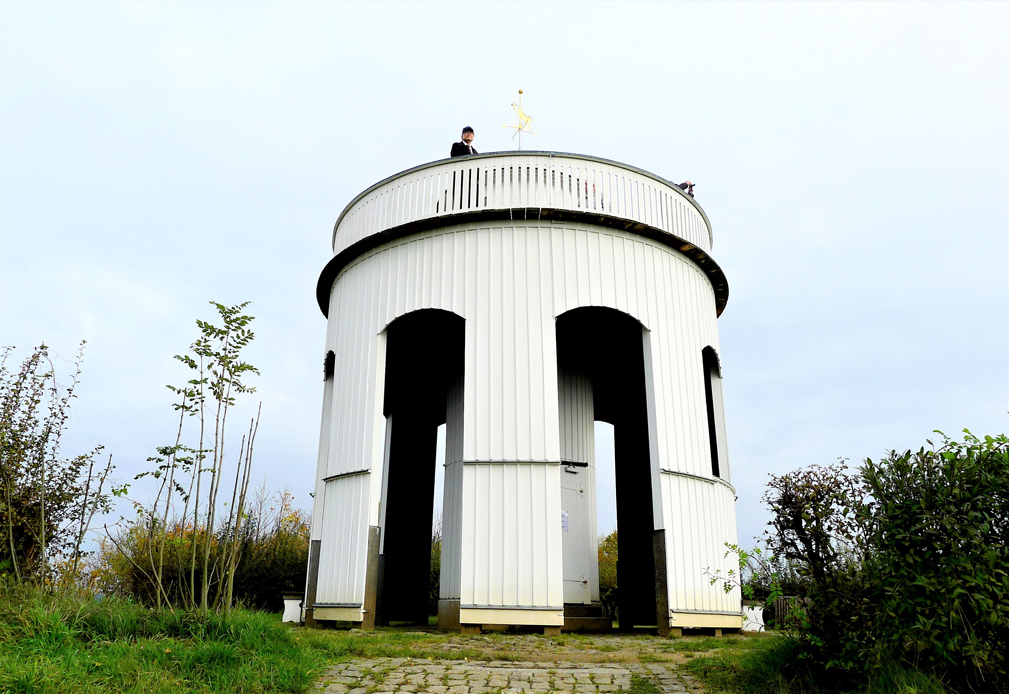 矗立赫保山頂的禱告守望塔，主護村地標。位於德國、捷克、波蘭三國交界。（王桂花攝影）