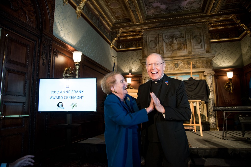 奧多諾萬神父2017年安妮法蘭克獎典禮上與美國前國務卿歐布萊特翩翩起舞。（圖／wiki）