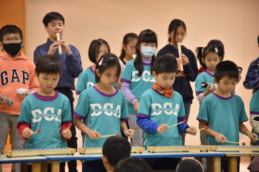 孩子們的樂器表演。