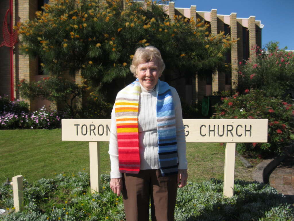 教會女會友展示自己編織的氣候圍巾。（photo credit：common grace, Australia）