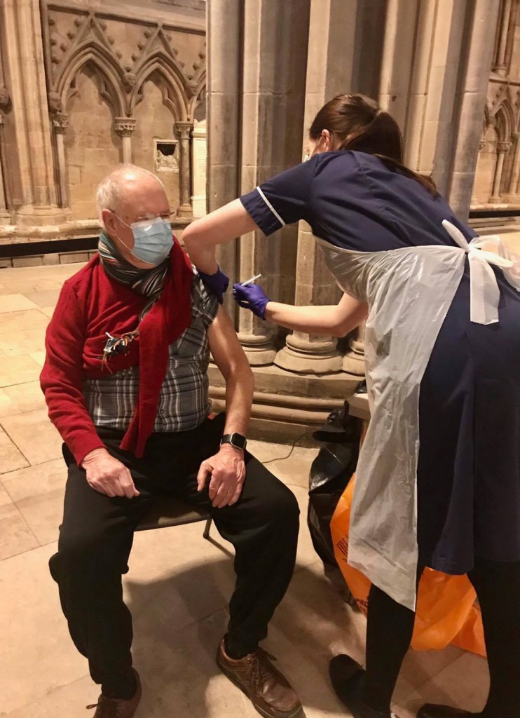 民眾到教堂接種新冠疫苗。（圖／FB@Lichfield Cathedral）