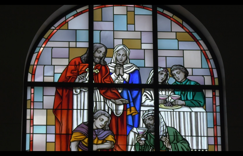 修復後的彩繪玻璃（圖／YouTube @Diocese of Wichita）
