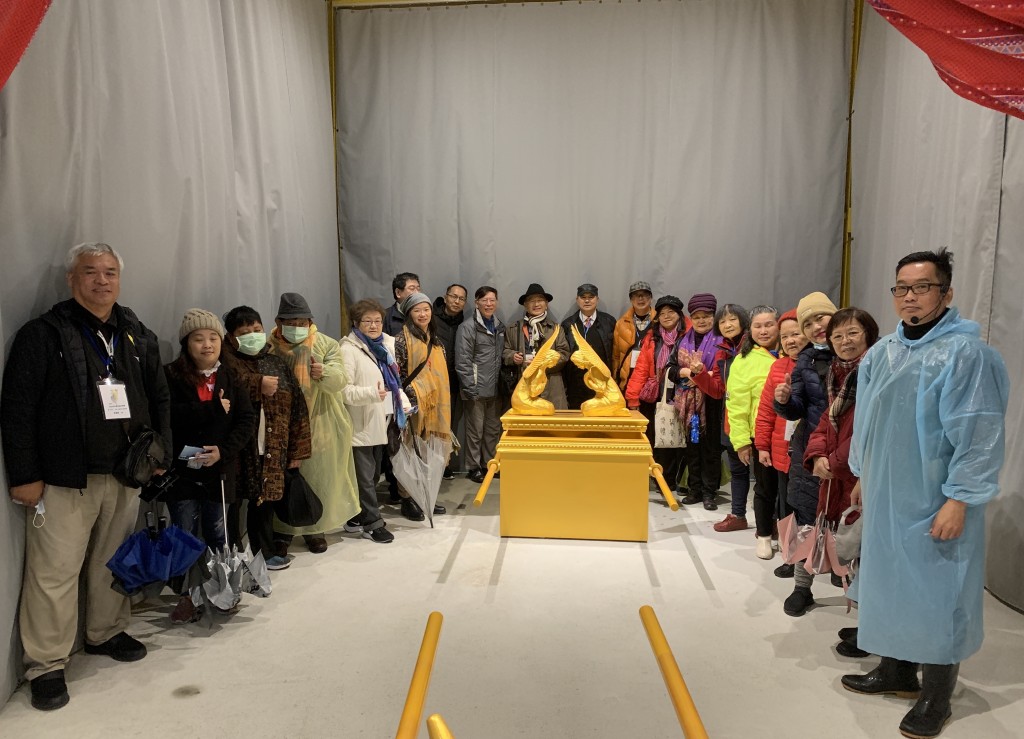 台灣使命者團隊參訪聖經文化園區在會幕中合影。