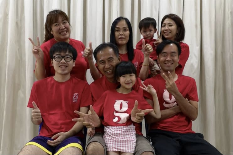 楊新萍傳道（後排左一）與家人攝於2019的新年全家福。（圖／受訪者提供）