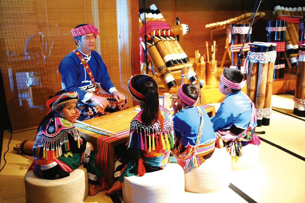 耆老教導孩子原住民傳統樂器（圖/FB@Amis旮亙樂團）