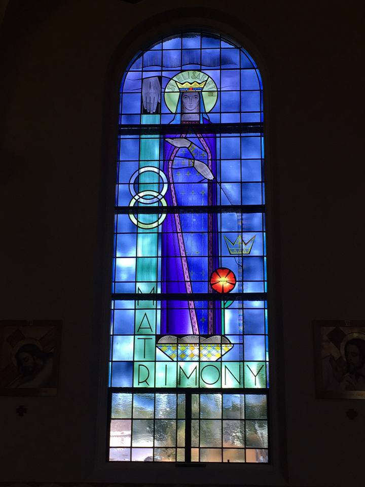 聖安東尼天主教堂的彩繪玻璃。（圖／FB @FowlerKansasCatholicChurch）