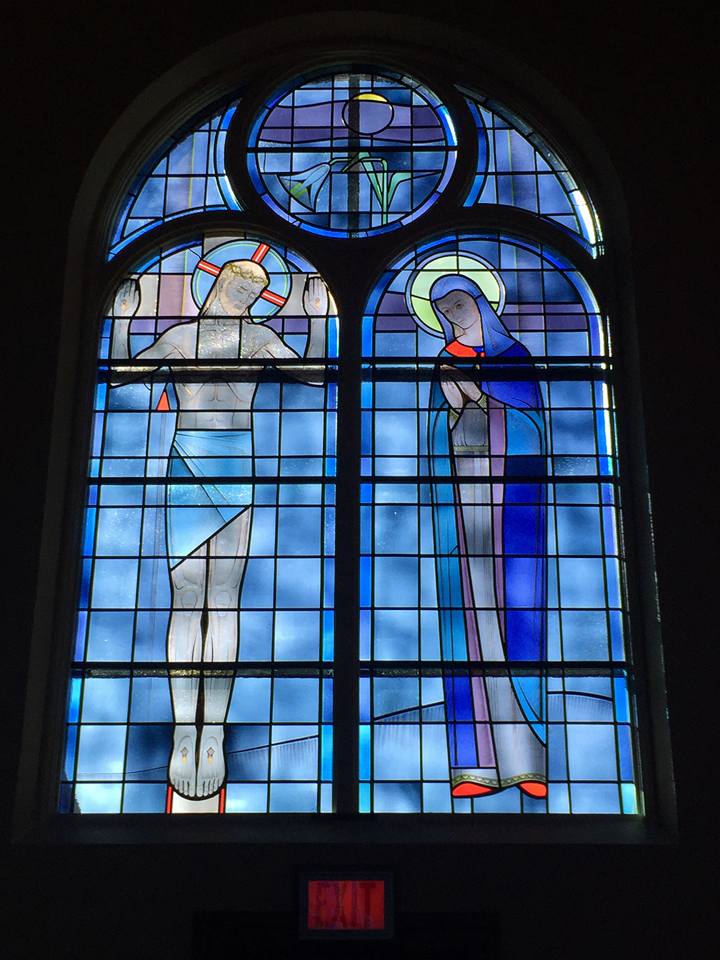 聖安東尼天主教堂的彩繪玻璃。（圖／FB @FowlerKansasCatholicChurch）