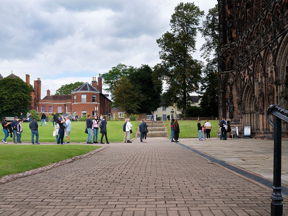 民眾在利奇菲爾德大教堂外等待進入接種疫苗。（圖/FB@Lichfield Cathedral）