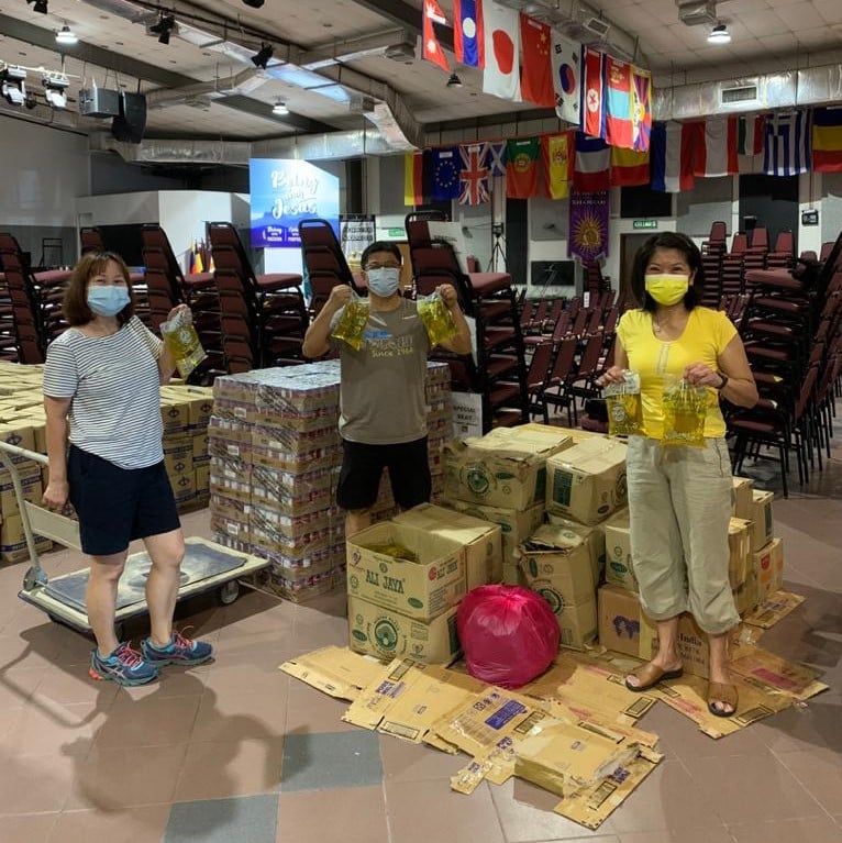 弟兄姊妹也化身為志工，幫忙卸貨到教會內。（FB@CREST Malaysia）