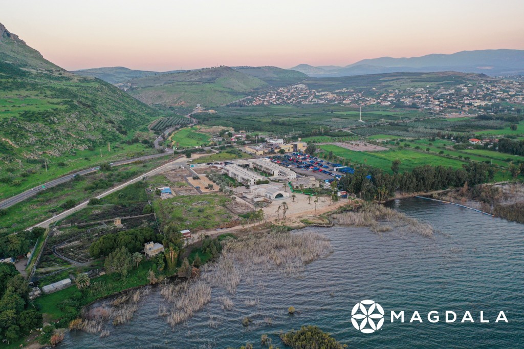 俯視加利利海岸馬格達拉城風景。（圖／FB @experiencemagdala）