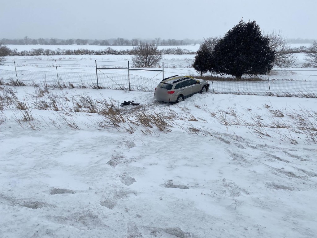 內部拉斯加州大雪導致汽車路上拋錨。（圖／FB @Nebraska State Partol）