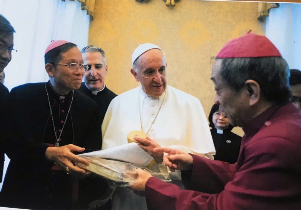 前主教賴榮信將《禱恩述源》一書親自交給教宗。（林美玫教授提供）
