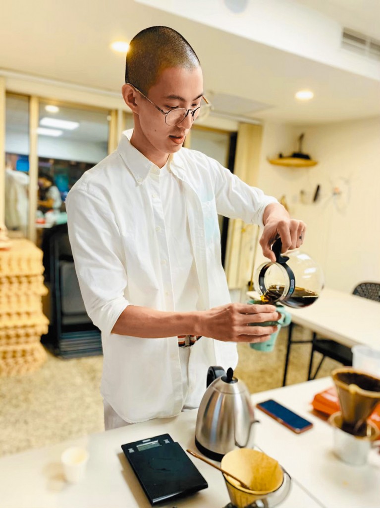 咖啡師鍾承翰手沖頂級咖啡。