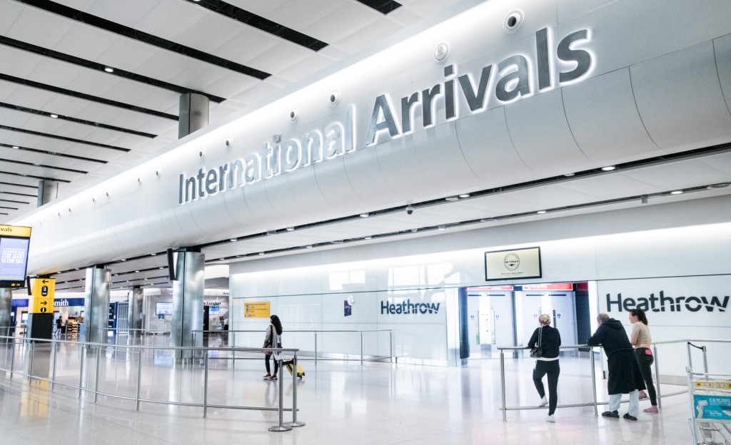 預計2021年底將有13萬港人透過BNO護照移民政策移居英國，五年內破30萬。（圖／FB @HeathrowAirport）