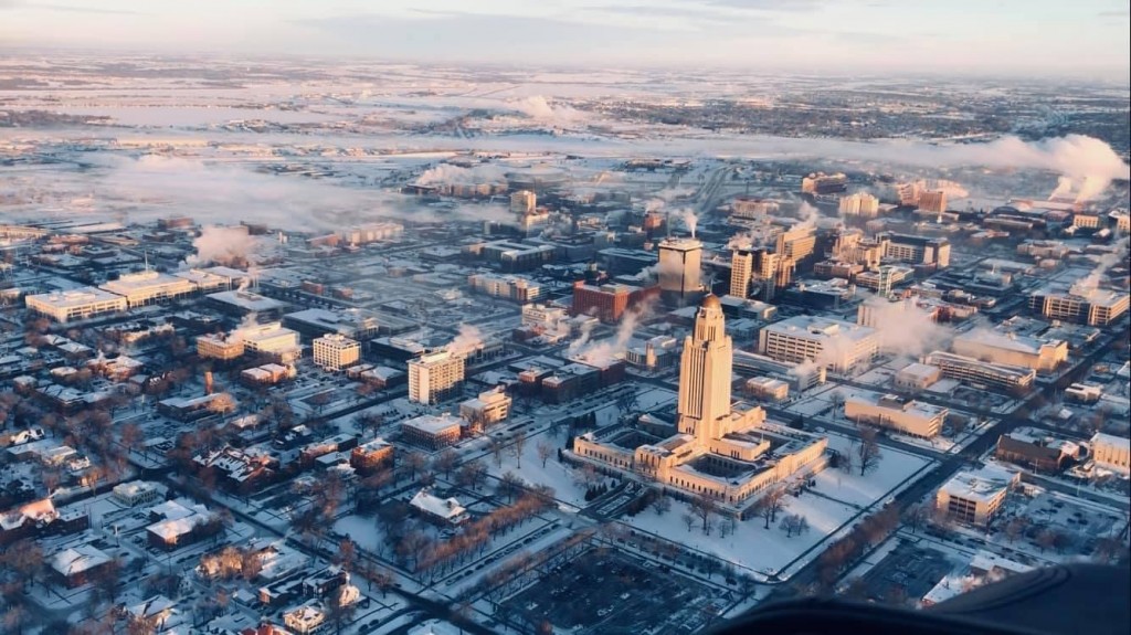 高空捕捉內布拉斯加州林肯市（Lincoln）暴雪後全貌。（圖／FB @Nebraska State Partol）