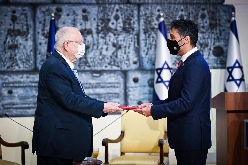 阿聯首任駐以色列大使阿勒．哈賈赫接受以色列總統里夫林頒發的授權證書。（翻攝自twitter by Mohamed Al Khaja）