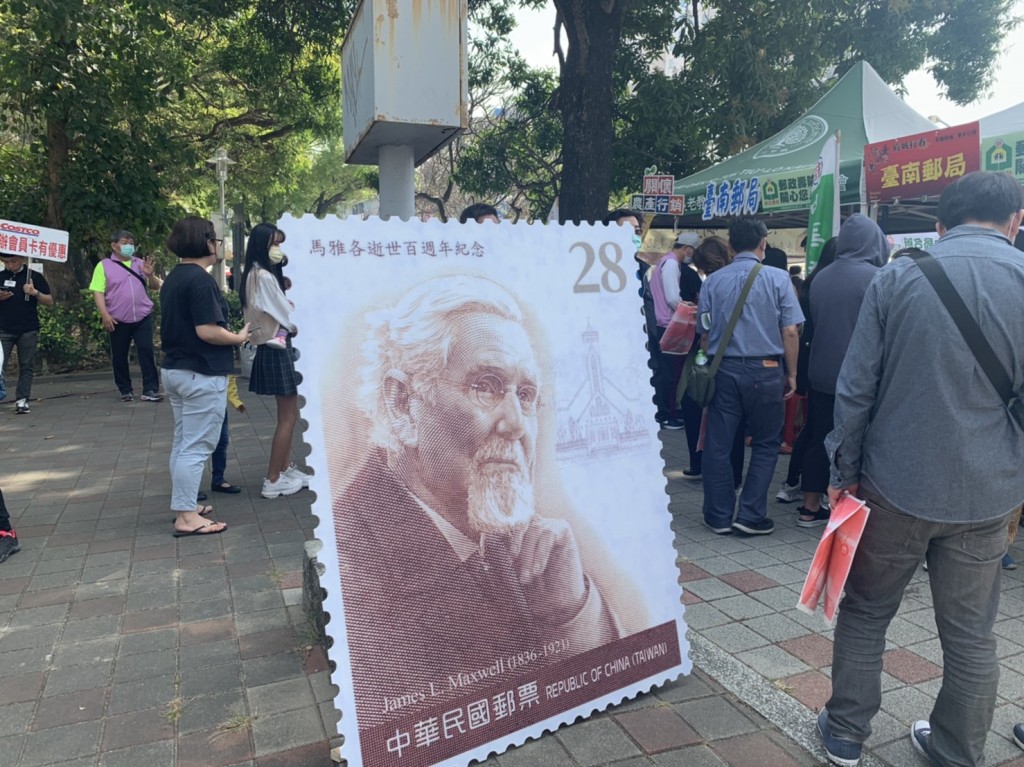 排隊搶購限量2500份的「台灣醫療宣教之父郵摺」。