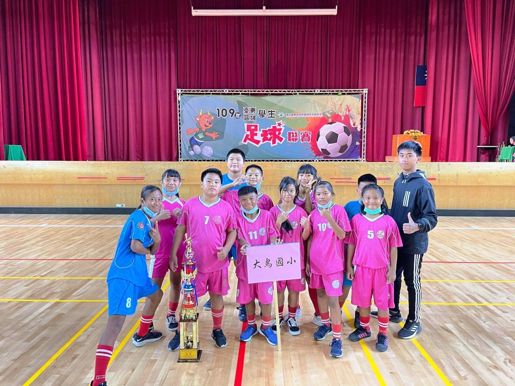 吳優擔任國小學弟妹的足球教練，並協助學弟妹們在比賽獲得冠軍