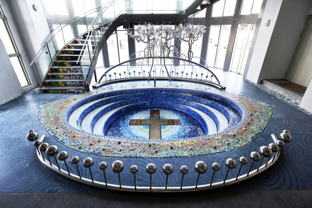 國際知名藝術家蔡爾平設計，全台最美的洗禮池。