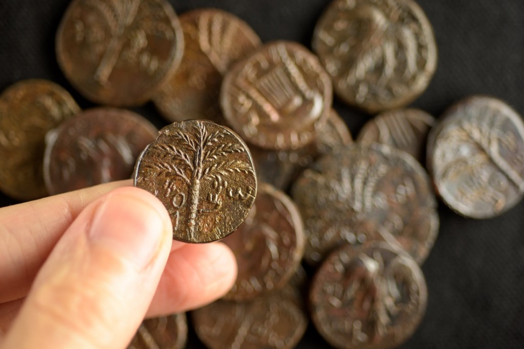 洞穴内發現的一批稀有錢幣。（圖／FB @mcs.gov.il）