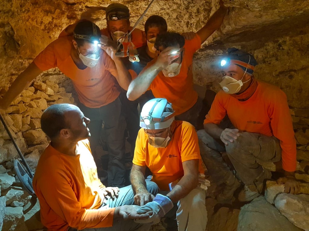 考古學家們深入80公里洞穴挖掘。（圖／FB @mcs.gov.il）