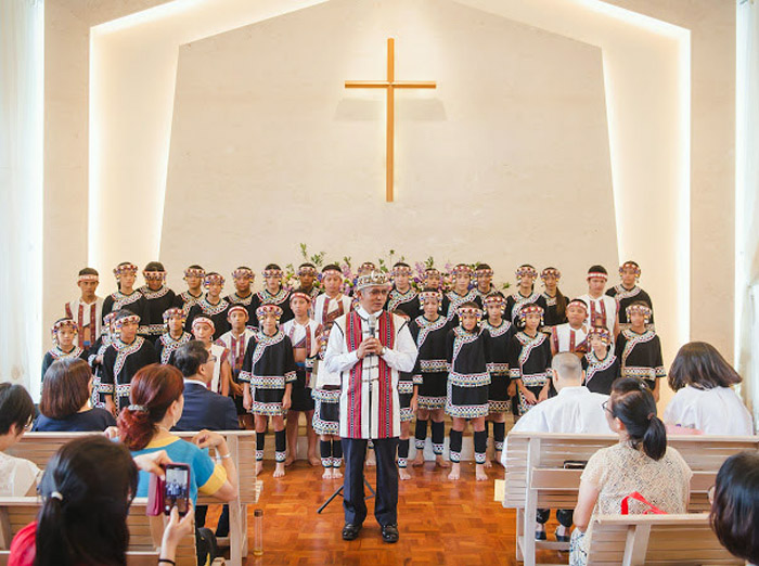 台灣原聲童聲合唱團 在教會獻詩。（馬彼得提供）