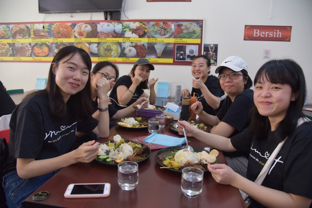 輔導印尼店家，吸引台灣人進入享用異國美食。(謝宜汝攝影)