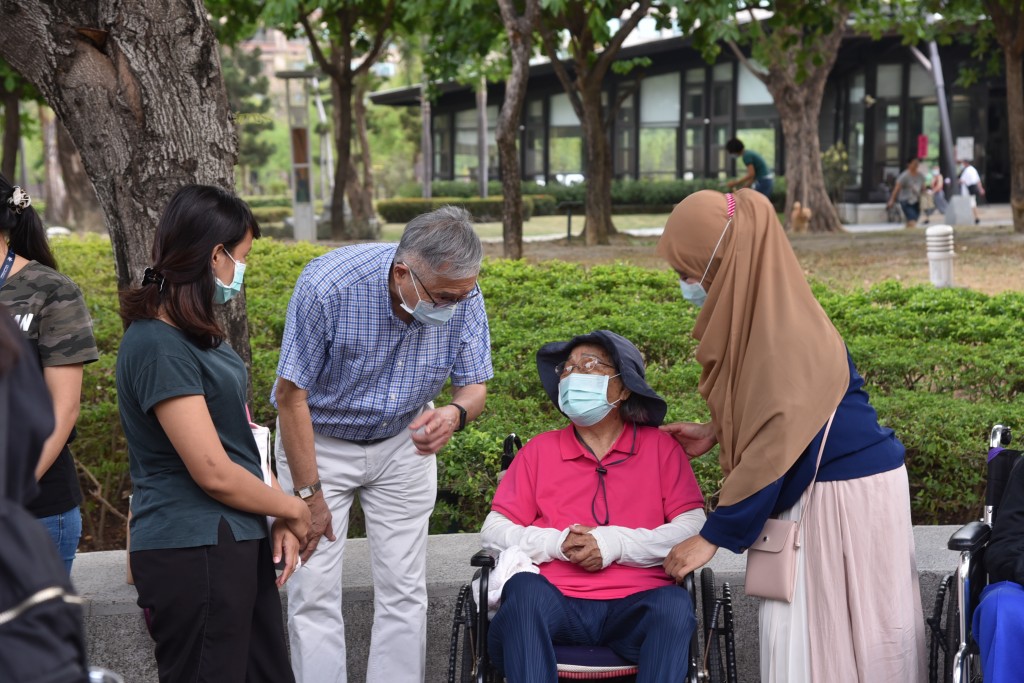 印尼之友協會也同步關心長輩、傾聽長輩的需要。（謝宜汝攝影）