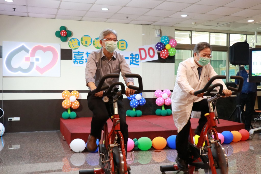 嘉基姚維仁院長(右)與陳明晃副院長(左)共同踩動「用愛發電腳踏車」期待大家一起環保、節能、減碳愛地球。 (嘉義基督教醫院提供)
