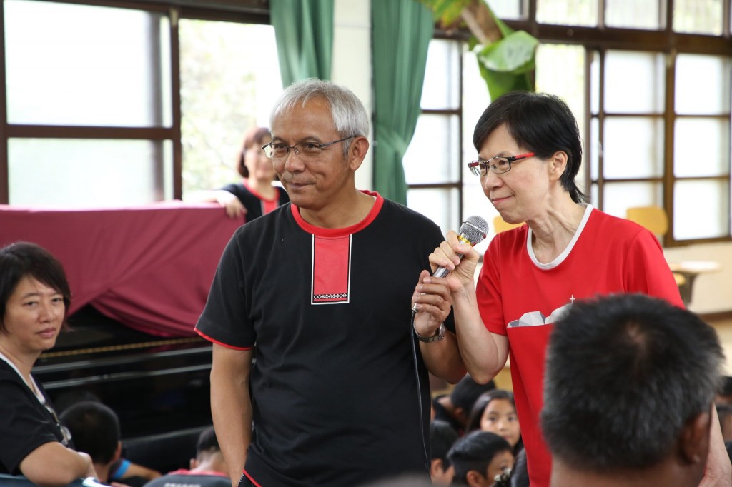 台灣原聲童聲合唱團的創辦人左起馬彼得校長、廖阿貫老師。(取自台灣原聲教育協會臉書)