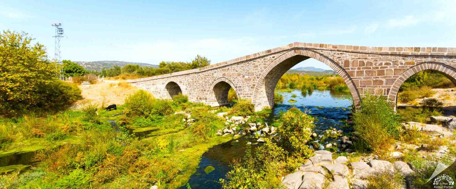 奧斯曼時代的橋-這座橋也被稱為Hüdavendigar橋或Behramkale 橋，橫跨圖茲拉河，至今仍完整矗立並使用中。photo credit：恰納卡萊省文化旅遊局
