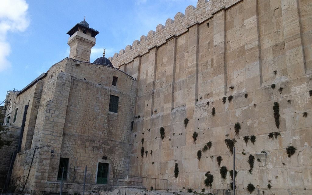 麥比拉洞,又名列祖之洞,穆斯林稱之為易卜拉欣清真寺,是一系列地下室,位於希伯侖舊城中心。