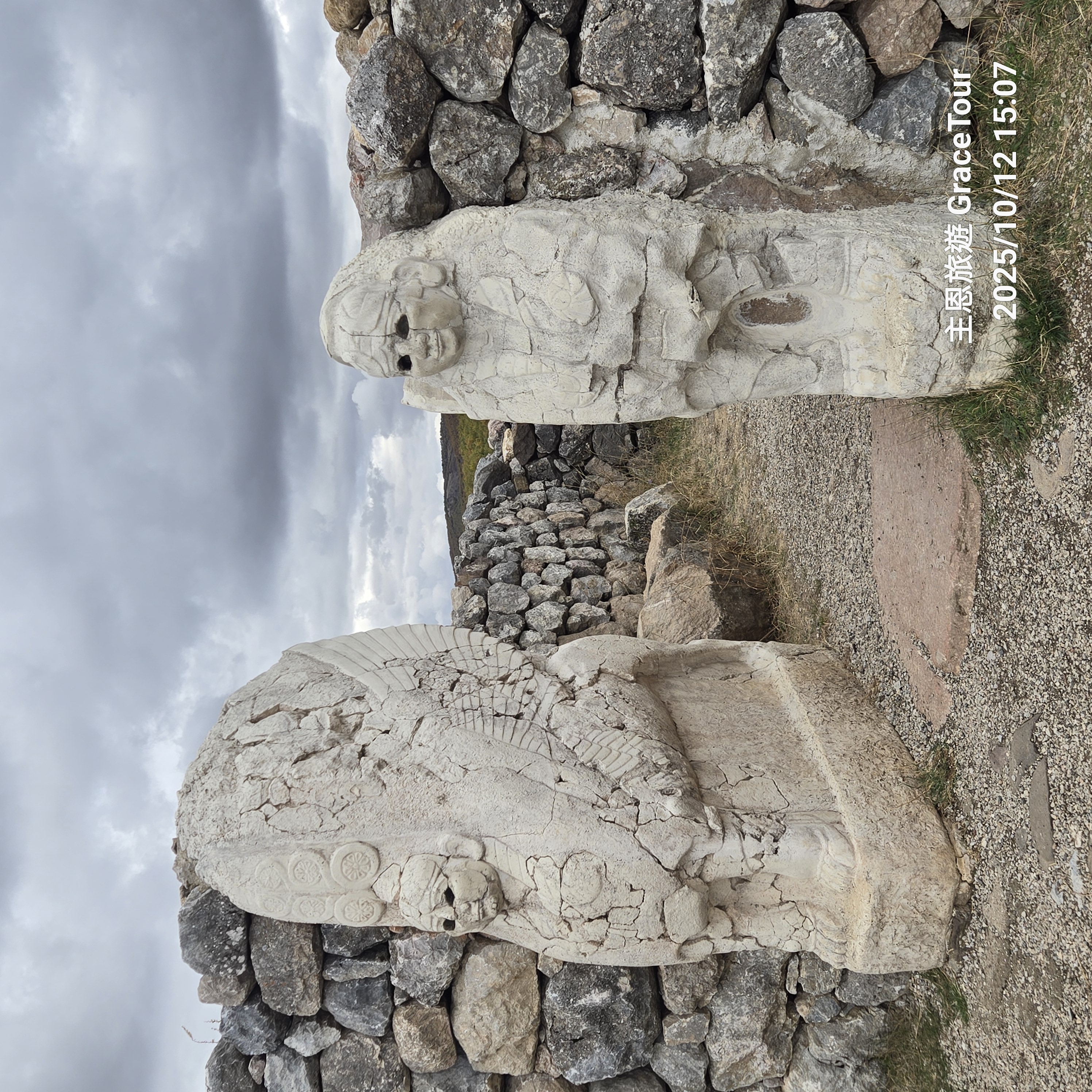 斯芬克斯門(Sphinx Gate):人面獅身造型寓意智慧與守護。