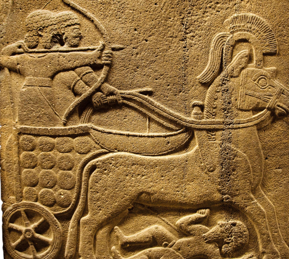 此浮雕出土於土耳其東南部加濟安泰普附近的 卡基米什(Karkamış)遺址,描繪戰車輾壓下敵人求饒的場景,生動展現赫梯帝國的軍事威勢。現藏於安卡拉 安納托利亞文明博物館(Museum of Anatolian Civilisations) 一樓大廳。