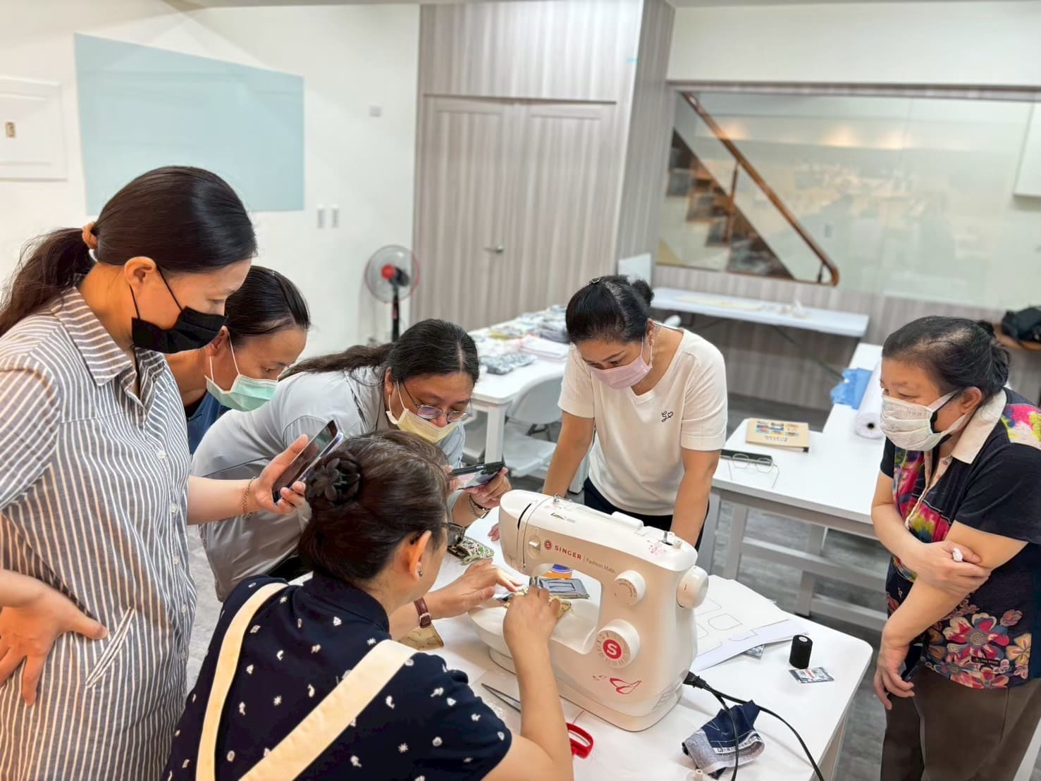 南區習藝所提供縫紉技能培訓，結合以「習得」社企品牌以工「帶振」推出母親節縫紉禮品，助脆弱家庭重獲穩定生活的力量。（芥菜種會提供）