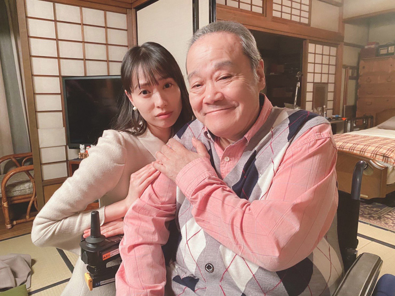 能劇大師觀山壽三郎（右）宣布與看護志田櫻訂婚。（劇照提供：緯來日本台FB）