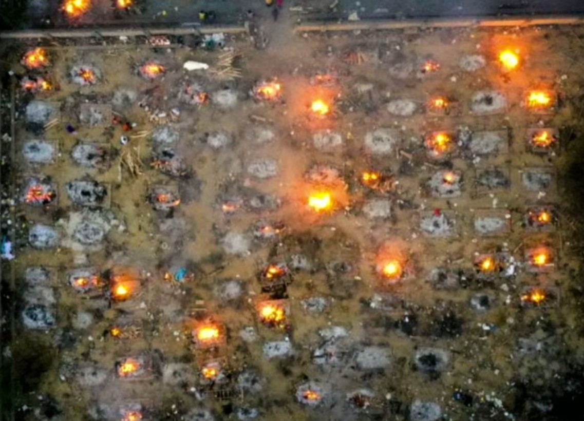 印度火葬場每天都在燒疫情死者屍體(截取直播張南驥教授分享空拍圖片)