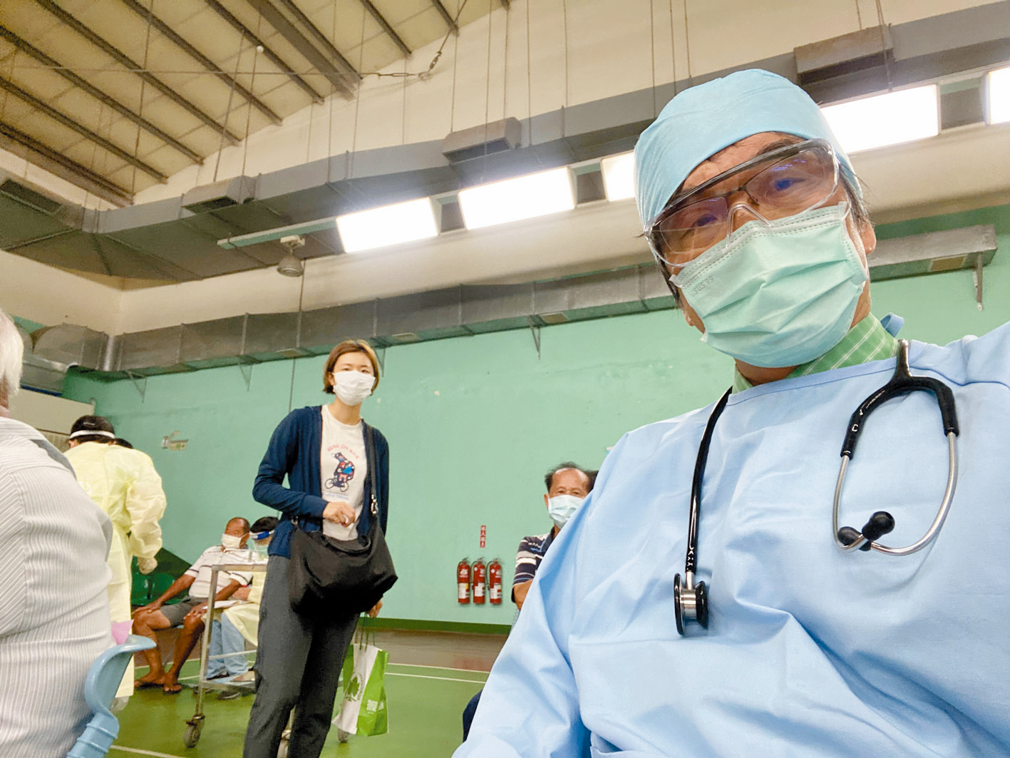田春生醫生參與協助長輩疫苗接種。